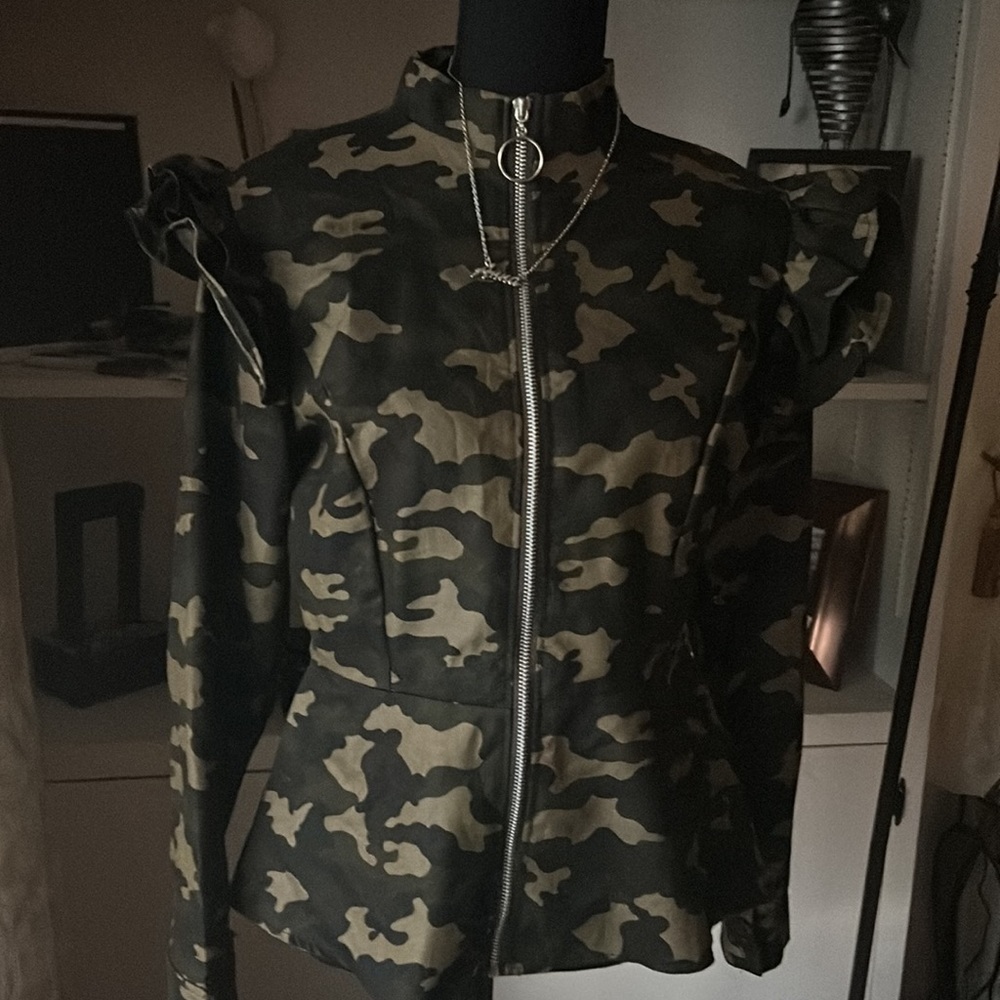 Army fatigue shirt jacket with zipper and ruffled sleeve - Picture 4 of 9